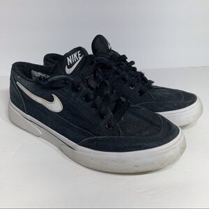 EUC Nike Black and White Canvas Sneakers‎